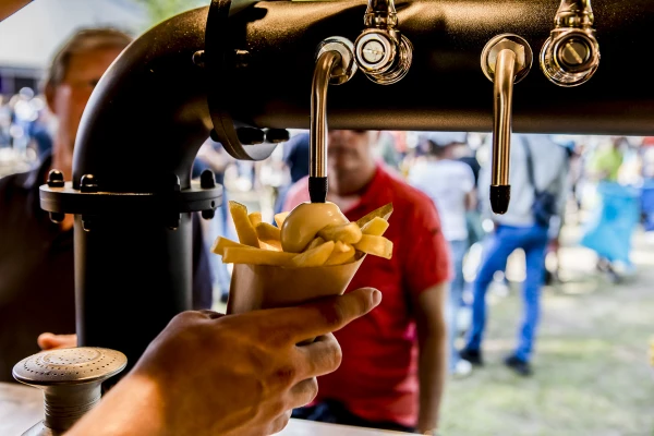 Kleine puntzak verse friet met saus bij de frietkraam van Frietenliefde